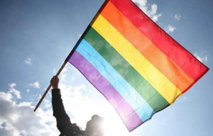 648x415_drapeau-arc-en-ciel-symbole-communaute-homosexuelle